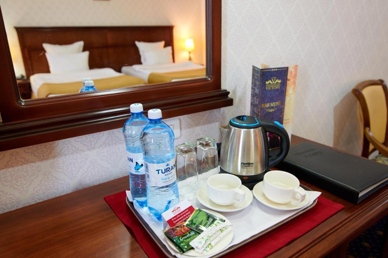 Grand Hotel Victory อัคเทา ภายนอก รูปภาพ A kettle in a hotel room