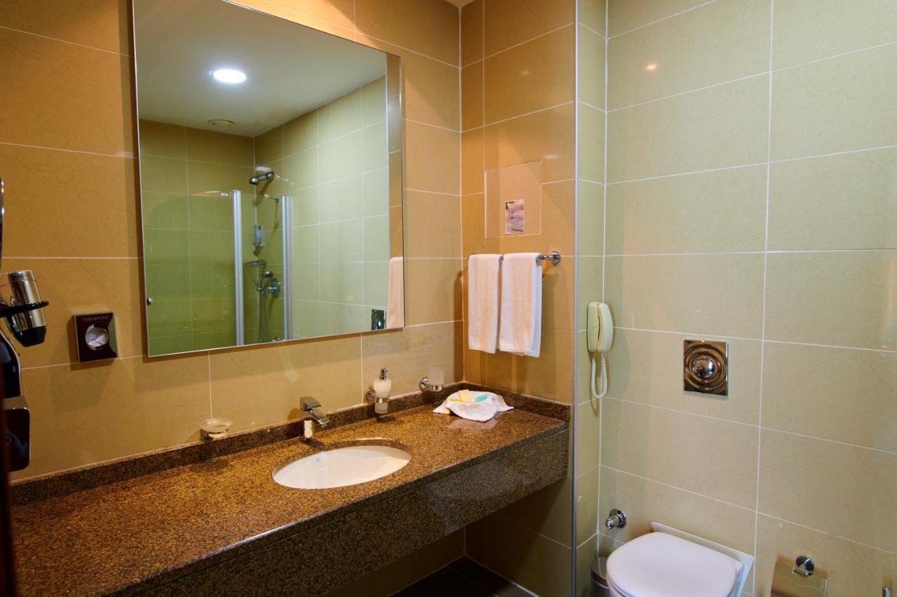 Grand Hotel Victory อัคเทา ภายนอก รูปภาพ Bathroom
