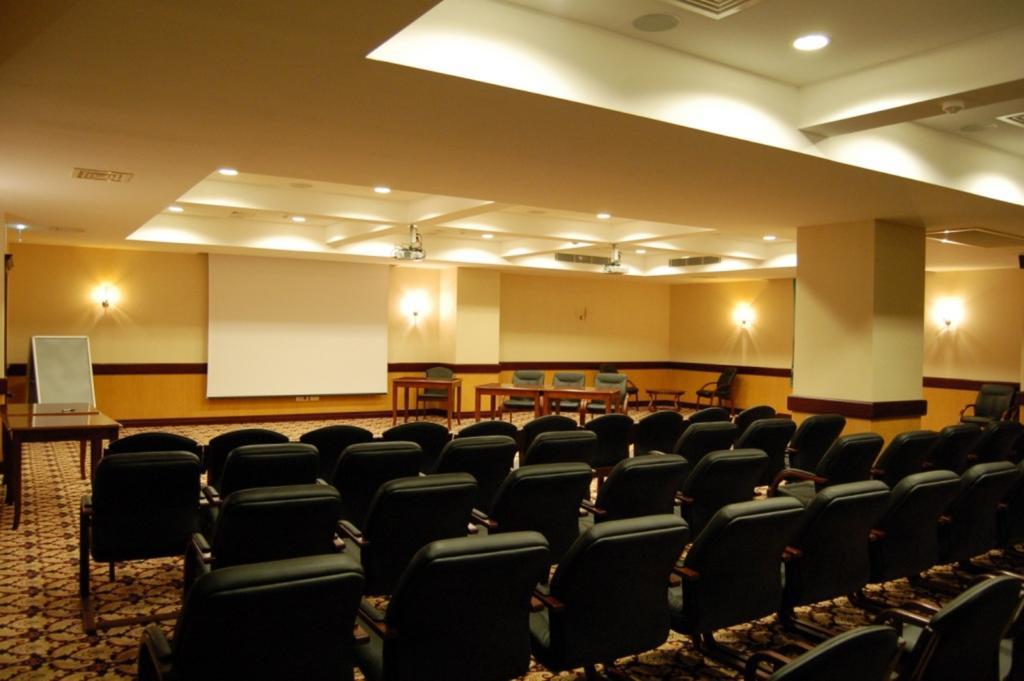 Grand Hotel Victory อัคเทา ภายนอก รูปภาพ A meeting room at a hotel